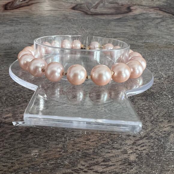 Vintage pale ballet pink pearl bracelet with gold tone clasp - Picture 7 of 8